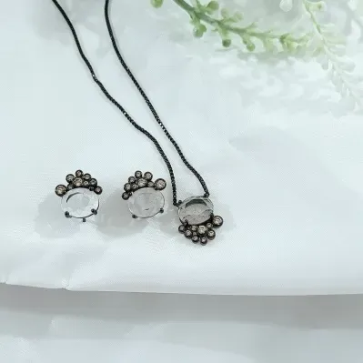 conjunto rodio negro oval cristal nude com curva de zirconias nude embaixo