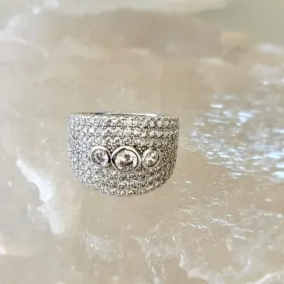 anel rodio 6 filas zirconias centro 3 circulos cristal