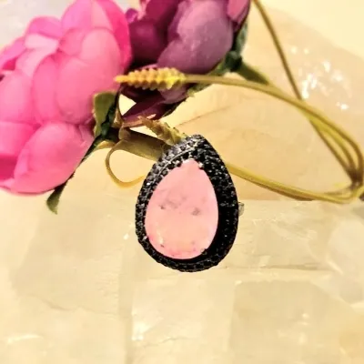 anel rodio negro gota grande rosa com base 3 voltas zirconias negras