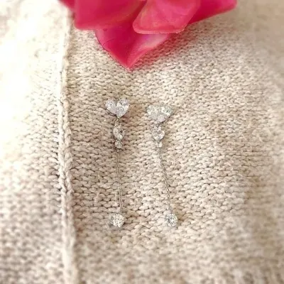 brinco rodio base gotas e coraçao cristal + 2 correntinha pendurada com bolinha cristal na ponta