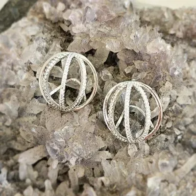 brinco rodio bola 3d com 3 laterais zirconias