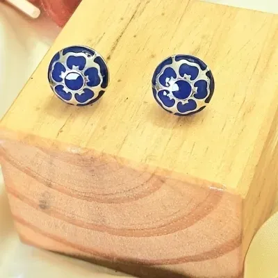 brinco ródio bola achatada esmaltado flores azul safira
