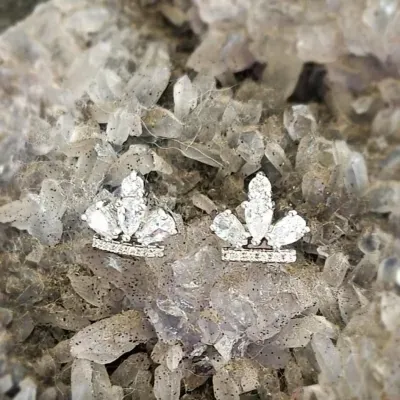 brinco rodio coroa base zirconias + 3 gotas cristal + 1 zirconia