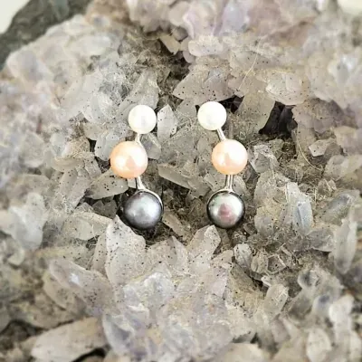 brinco rodio curva com 3 perolas branca rose e negra