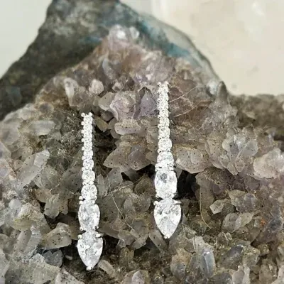 brinco rodio filete 8 zirconias + 1 cristal oval + 1 gota