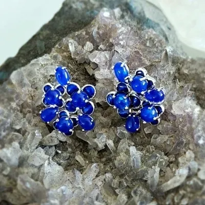 brinco rodio flor com cabochões na cor azul