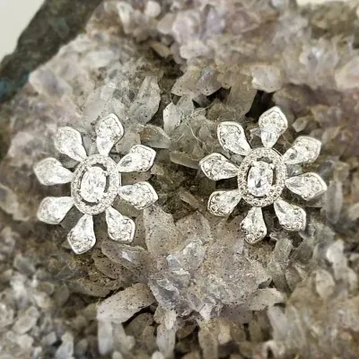 brinco rodio flor grande de cristais e zironias