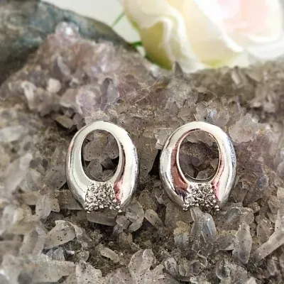 brinco rodio oval vazada com ponta de baixo semi aberta com zirconias