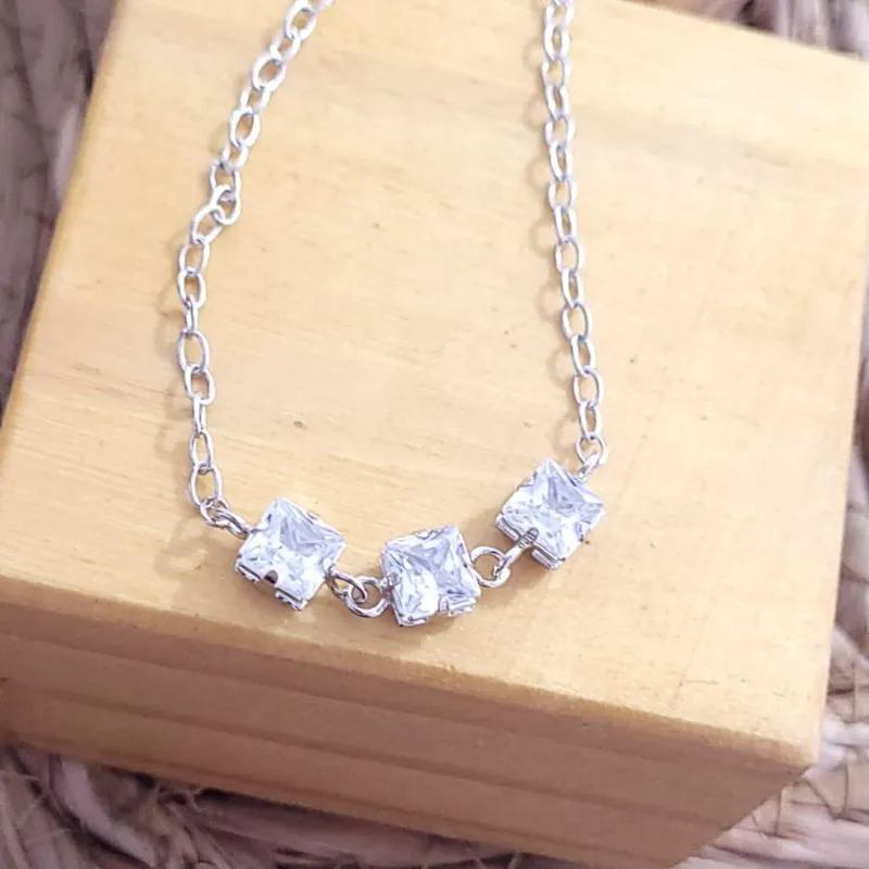 colar rodio choker com 3 pontos de luz quadrado
