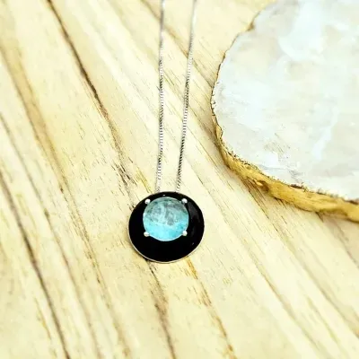 colar ródio circulo resina preto com bolinha cristal turmalina