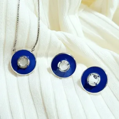 conjunto rodio circulo esmaltado azul com pedra cristal azul