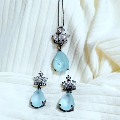 conjunto rodio negro coroa gotinhas cristal e zirconias com gota media fusion azul claro pendurada