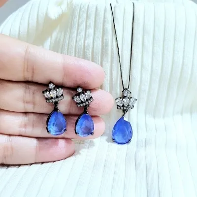 conjunto rodio negro coroa gotinhas cristal e zirconias com gota media fusion azul pendurada