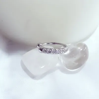 piercing rodio meio orelha 1 fio grosso com 5 zirconias grandes